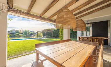 Casa en venta a la laguna en La Isla, Nordelta