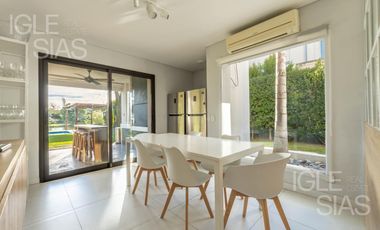Casa en venta a la laguna en La Isla, Nordelta