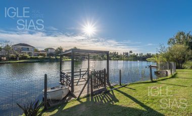 Casa en venta a la laguna en La Isla, Nordelta