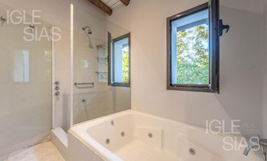 Casa en venta a la laguna en La Isla, Nordelta