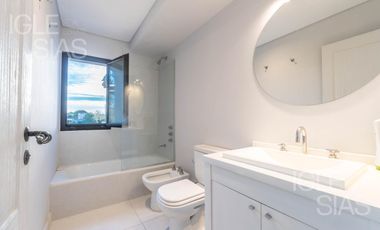 Casa en venta a la laguna en La Isla, Nordelta