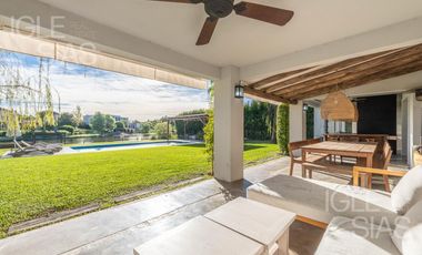 Casa en venta a la laguna en La Isla, Nordelta