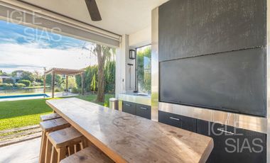 Casa en venta a la laguna en La Isla, Nordelta