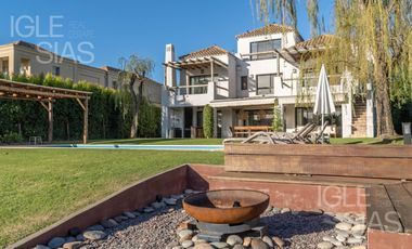 Casa en venta a la laguna en La Isla, Nordelta