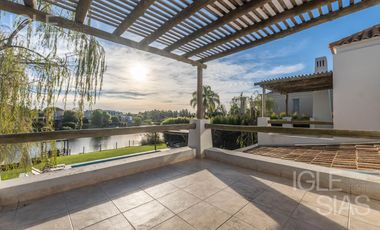 Casa en venta a la laguna en La Isla, Nordelta