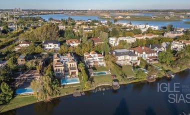 Casa en venta a la laguna en La Isla, Nordelta