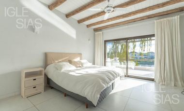 Casa en venta a la laguna en La Isla, Nordelta
