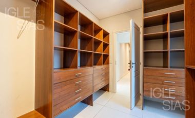 Casa en venta a la laguna en La Isla, Nordelta