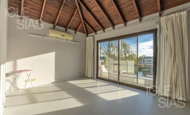 Casa en venta a la laguna en La Isla, Nordelta