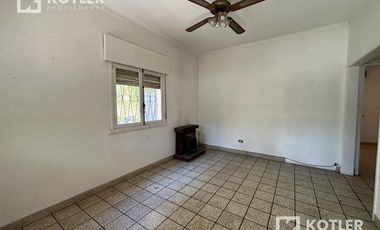 Chalet de 6 amb. s/excelente lote de 10x72m. en Temperley Este