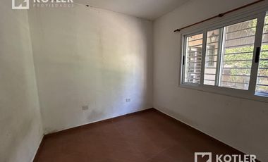 Chalet de 6 amb. s/excelente lote de 10x72m. en Temperley Este