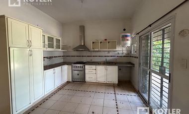 Chalet de 6 amb. s/excelente lote de 10x72m. en Temperley Este