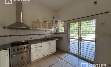 Chalet de 6 amb. s/excelente lote de 10x72m. en Temperley Este