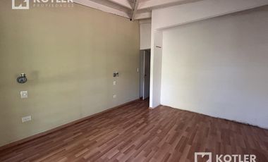 Chalet de 6 amb. s/excelente lote de 10x72m. en Temperley Este