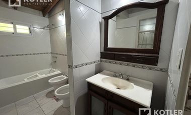 Chalet de 6 amb. s/excelente lote de 10x72m. en Temperley Este