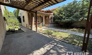 Chalet de 6 amb. s/excelente lote de 10x72m. en Temperley Este