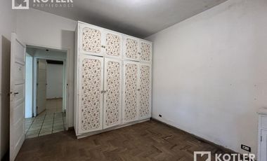 Chalet de 6 amb. s/excelente lote de 10x72m. en Temperley Este