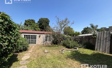 Chalet de 6 amb. s/excelente lote de 10x72m. en Temperley Este