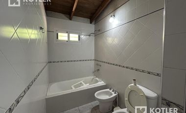 Chalet de 6 amb. s/excelente lote de 10x72m. en Temperley Este