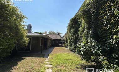 Chalet de 6 amb. s/excelente lote de 10x72m. en Temperley Este