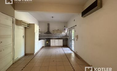 Chalet de 6 amb. s/excelente lote de 10x72m. en Temperley Este