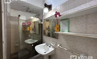 Chalet de 6 amb. s/excelente lote de 10x72m. en Temperley Este
