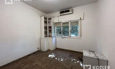 Chalet de 6 amb. s/excelente lote de 10x72m. en Temperley Este