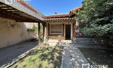 Chalet de 6 amb. s/excelente lote de 10x72m. en Temperley Este