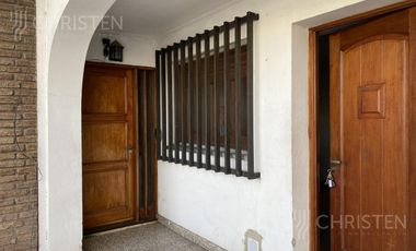 Casa en alquiler o Permuta 4 dormitorios cochera y patio Barrio Schneider