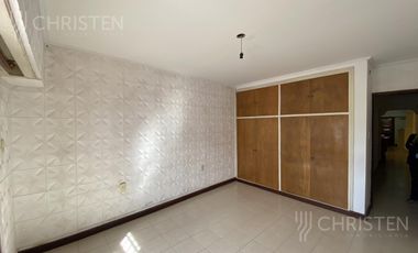 Casa en alquiler o Permuta 4 dormitorios cochera y patio Barrio Schneider