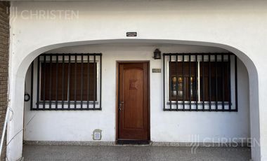 Casa en alquiler o Permuta 4 dormitorios cochera y patio Barrio Schneider
