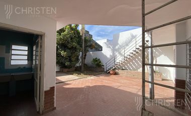 Casa en alquiler o Permuta 4 dormitorios cochera y patio Barrio Schneider