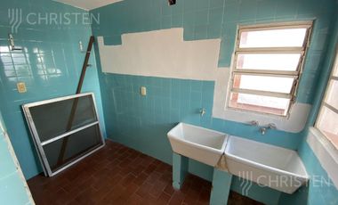 Casa en alquiler o Permuta 4 dormitorios cochera y patio Barrio Schneider