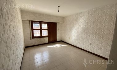Casa en alquiler o Permuta 4 dormitorios cochera y patio Barrio Schneider