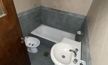 Casa en alquiler o Permuta 4 dormitorios cochera y patio Barrio Schneider