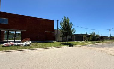 Venta/Apto Credito Casa Dos Dormitorios Cochera Quincho Jardin. Ibarlucea