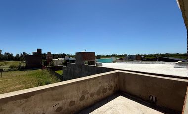 Venta/Apto Credito Casa Dos Dormitorios Cochera Quincho Jardin. Ibarlucea