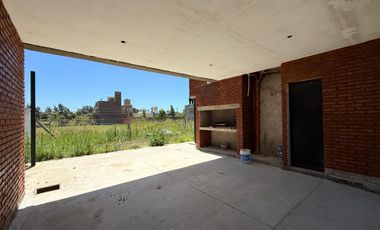 Venta/Apto Credito Casa Dos Dormitorios Cochera Quincho Jardin. Ibarlucea