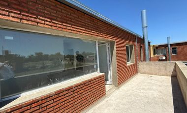 Venta/Apto Credito Casa Dos Dormitorios Cochera Quincho Jardin. Ibarlucea