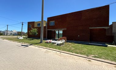 Venta/Apto Credito Casa Dos Dormitorios Cochera Quincho Jardin. Ibarlucea