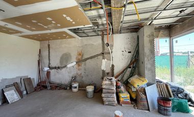 Venta/Apto Credito Casa Dos Dormitorios Cochera Quincho Jardin. Ibarlucea