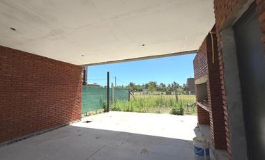 Venta/Apto Credito Casa Dos Dormitorios Cochera Quincho Jardin. Ibarlucea