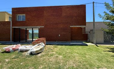 Venta/Apto Credito Casa Dos Dormitorios Cochera Quincho Jardin. Ibarlucea