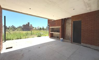 Venta/Apto Credito Casa Dos Dormitorios Cochera Quincho Jardin. Ibarlucea