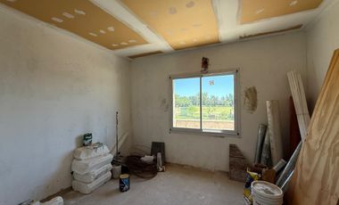 Venta/Apto Credito Casa Dos Dormitorios Cochera Quincho Jardin. Ibarlucea