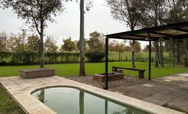 Casa de 1 dormitorio y comodín Pileta Cochera Entorno Único Facilidades