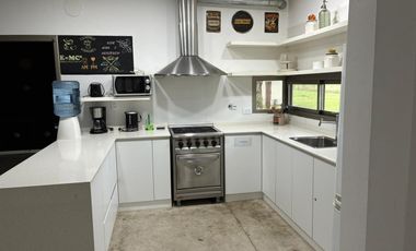 Casa de 1 dormitorio y comodín Pileta Cochera Entorno Único Facilidades