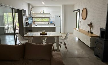 Casa de 1 dormitorio y comodín Pileta Cochera Entorno Único Facilidades