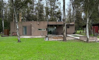 Casa de 1 dormitorio y comodín Pileta Cochera Entorno Único Facilidades