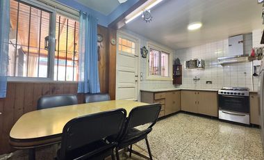 CASA VENTA VICENTE LÓPEZ 5 AMBIENTES JARDÍN COCHERA